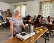 Rosemarie Kranabetter beim Saft machen neben ihren Helferinnen aus Irschen.