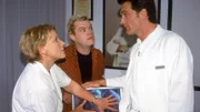 Nikola (Mariele Millowitsch) und Tim (Oliver Reinhard, Mi.) können nicht verhindern, dass Dr. Schmidt (Walter Sittler) die DVD mit dem peinlichen Striptease in den Rekorder legt...