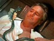 O´Neill (Richard Dean Anderson) soll eine Goa'Uld-Larve eingepflanzt werden. Gegen die Übermacht scheint er keine grosse Chance zu haben.