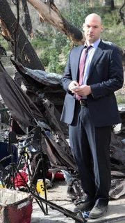 Detective Thomas "TJ" Jaruszalski (Corey Stoll) untersucht mit seinen Kollegen die Umstände eines Großbrandes, bei dem ein gesamtes Obdachlosencamp in Flammen aufgegangen ist.