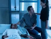(v.l.n.r.) Amy Bellafonte (Saniyya Sidney); Brad Wolgast (Mark-Paul Gosselaar); Dr. Lila Kyle (Emmanuelle Chriqui)