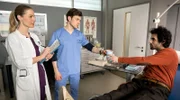 Julia (Mirka Pigulla, l.) und Florian (Lion Wasczyk, M.) führen das Anamnesegespräch mit Freddie Seifert (Raphael Akeel, r.).