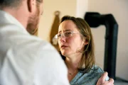 Sandra Schlitter (Silke Bodenbender) findet Trost in ihrem Glauben an Gott, während ihr Mann Reinhard (Johann von Bülow) langsam zu zweifeln beginnt.