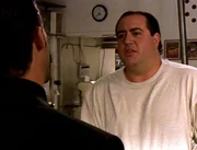 B&auml;cker Dom (Nick Vallelonga, re.) weigert sich, f&uuml;r seinen Chef Marty eine Torte zu backen; Beschreibung einer Racheinszenierung um Dale Blanken.
