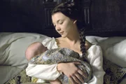 Anne Boleyn (Natalie Dormer), die neue Königin von England, hat ihr erstes Kind zur Welt gebracht. Doch zum Entsetzen von ihr und Henry ist es ein Mädchen ...
