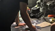 Der Mann studiert den besten Weg zu den Schließfächern.