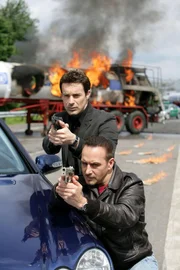 Action-Fans aufgepasst! Das explosive Beamten-Duo tritt seinen Dienst wieder an! Die Autobahnkommissare Semir Gerkan (Erdogan Atalay, re.) und Chris Ritter (Gedeon Burkhard) kommen mit sieben brandaktuellen Fällen auf den Bildschirm zurück. Und die Fans können sich auf spannungsgeladene Stories und erstklassige Action von 'Alarm für Cobra 11 - Die Autobahnpolizei' freuen. Den Auftakt zur neuen Reihe macht die 90-minütige Pilotfolge 'Stadt in Angst'.