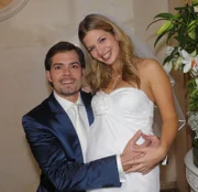 Verena (Susan Sideropoulos) und Leon (Daniel Fehlow) sind überglücklich: Endlich sind sie Mann und Frau. Und Leon hat spontan noch eine Überraschung in petto...