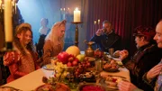 Im 16. Jahrhundert veranstalten Maggie (Hattie Gotobed, l.) und ihre Schwester Elinor (Ella Maisy Purvis, 2.v.l.) ein Abendessen und laden auch den Hexenjäger Adam Quinn (Ben Willbond, M.) ein. Der beschreibt den Gästen auf drastische Weise, wie sich Hexen ihrer Feinde entledigen.