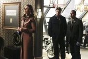 Richard Castle (Nathan Fillion, M.), Kate Beckett (Stana Katic, l.) und Javier Esposito (Jon Huertas, r.) verfolgen eine heiße Spur ...