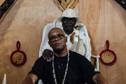Der Benga-König (h.) und Samuel L. Jackson (v.) in der Residenz des Königs in Cap Esterias, Gabun.