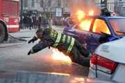 Chicago Fire Staffel 7, Folge 13 Ein rettender Sprung aus dem Auto: David Eigenberg als Christopher Herrmann.