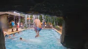 Steve Martin und seine Frau Lori lieben die Berge. Deshalb wünschen sich die beiden eine Rocky-Mountains-Wellness-Oase auf ihrem Grundstück, und das mitten in Florida. Das Team von "Lucas Lagoons" entwirft für das Ehepaar eine atemberaubende Wasserlandschaft mit einer Terrasse aus Natursteinen, Wacholderbäumen und Myrtengewächsen. Das Highlight der Anlage ist ein Wasserfall mit Stufen, von denen aus die Kids der Familie ins kühle Nass springen können.