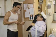 Frank (Danny Devito, r.) verkauft ein Päckchen Stoff an seinen alten Kumpel, fordert es jedoch nach kurzer Zeit wieder zurück, was sich sehr schwierig gestaltet ...