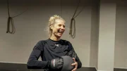 Die Stuntfrau Antje "Angie" Rau ist durch den Leistungssport zu ihrem Beruf gekommen. Zu ihren Referenzen gehören Filme wie "V wie Vendetta", "Inglourious Basterds" oder "In 80 Tagen um die Welt".