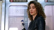 Detective Stella Bonasera (Melina Kanakaredes) findet heraus, dass die tödliche Kugel von außerhalb des Zuges abgefeuert wurde.