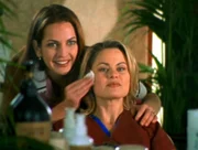 Jocelyn (Robin Stapler, re.) hat einen Termin bei der Kosmetikerin Nicole (Jodi Bianca Wise, li.)...