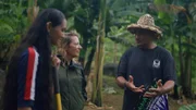 Antje Boetius (2.v.l.) erfährt vom einzigen Meeresbiologen der Cook Islands Teina Rango (r.), wie es gelingt, altes Wissen mit neuen Strategien zum Naturschutz zu kombinieren.