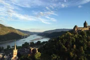 Von der Höhe bei Bacharach blickt man in das romantische Mittelrheintal.