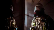 Die Feuerwehrleute der Wache 3, Duisburg, sind zu einem Wohnungsbrand ausgerückt - die Küche steht in Flammen!