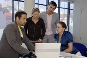 Anna (Jeanette Biedermann, 2.v.l.) und Jonas (Roy Peter Link, 2.v.r.) sind überrascht, dass Jannick (Mike Adler, l.) auf seinem Laptop Nackfotos von Katja (Karolina Lodyga, r.) gespeichert hat.