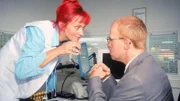 Jetzt hat Rita (Gaby Köster) Schumann (Lutz Herkenrath) endlich da, wo sie ihn immer haben wollte. Behauptet sie zumindest...