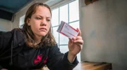 Kira (Marlene von Appen) fragt sich, wie Dopingmittel in ihre Sporttasche kommen.