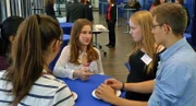 Lara (2.v.re.) mit anderen Kindern und Jugendlichen im Bundesfamilienministerium