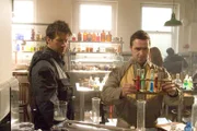 Auf dem Planeten Hoff treffen Major Sheppard und Dr. Beckett auf eine geschwächte Bevölkerung, die ihren Überlebenswillen nicht verloren hat ...