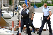 ARD WAPO BODENSEE, FOLGE 73, "Der Schuss", am Dienstag um 18:50 Uhr im ERSTEN. Nele Fehrenbach (Floriane Daniel, l.), Gregor Mertens (Lukas Spisser, 2.v.r.) und Paul Schott (Tim Wilde,r.) ermitteln im Yachthafen.