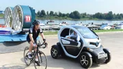 Richard Hammond (l.) auf einem Pinarello F8 Racing Bike und James May in einem Renault Twizy in St. Petersburg.