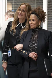 Dr. Teddy Altman (Kim Raver, l.); Dr. Catherine (Debbie Allen, r.)