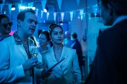 Maloney Killerinstinkt Staffel 1 / Folge 3 Unternehmer Tosoni stellt Maloney seine ehrgeizige Mitarbeiterin Tabea Schuppisser vor. Martin Vischer als Daniel Tosoni, Sabrina Amali als Tabea Schuppisser, Marcus Signer als Philip Maloney Regie: Michael Schaerer Produktion: C-Films AG Kamera: Tobias Dengler Drehbuch: Fanny Nussbaumer