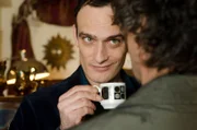 Was weiss der undurchsichtige Antiquitätenhändler Trueblood (Anatole Taubmann)?