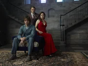 (2. Staffel) - Wem wird Alana (Caroline Dhavernas, r.) Glauben schenken - dem angesehenen Kollegen Dr. Hannibal Lecter (Mads Mikkelsen, M.) oder ihrem guten Freund Will (Hugh Dancy, l.)?