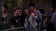 Vorne, l-r: Max Thunderman (Jack Griffo), Cassandra (Sydney Park)