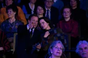 Roland (Heino Ferch, l.) hofft, eines Tages Chris im Palast auftreten zu sehen.