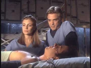 Hunter (Ron Melendez, r.) stiftet Jenny (Sabine Singh, l.) und Max (Rob Moore) dazu an, Experimente durchzuführen, bei denen man durch ein Gemisch von Kalium und Morphium in eine Art klinischen Tod versetzt wird ...