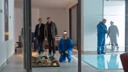 Nachdem Esther Gleims (Petra van de Vooret, 2.v.l.) in ihrem eigenen Haus erschlagen wurde, untersuchen Lars Englen (Ingo Naujoks, l.), Finn Kiesewetter (Sven Martinek, 2.v.r.) und Rechtsmediziner Dr. Strahl (Christoph Tomanek, r.) ihre Leiche.