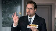 Gourmet Prof. Boerne gibt auf – und bringt dem Kollegen Thiel eine kulinarisch handfeste Stärkung ins Büro.