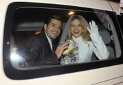 Nach der Trauung wird das Brautpaar Leon (Daniel Fehlow) und Verena (Susan Sideropoulos) von ihren Freunden schon freudig erwartet - die Hochzeitsparty kann losgehen!