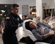Bobby (Peter Krause, l.) muss sich in einer Vollmondnacht nicht nur um die schwangere Penny (Jamie Renée Smith, r.), sondern um zwei weitere werdende Mütter kümmern ...