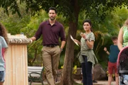 Jesse Boone (Noah Mills, l.); Lucy Tara (Yasmine Al-Bustami, r.)
