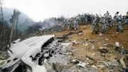 In Folge einer Explosion des Japan Airlines Flug 123 von Tokyo nach Osaka riss der hintere Teil der Boeing 747 ab. Die Maschine stürzte schließlich in den Bergen Japans ab. Bis heute ist das tragische Unglück der tödlichste Flugzeugcrash mit nur einer beteiligten Maschine. (Foto: 12.08.1985, Berghang von Mount Osutaka)