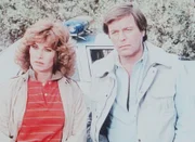 Nachdem sie nur knapp einem Mordanschlag entgangen sind, machen Jennifer (Stefanie Powers, li.) und Jonathan Hart (Robert Wagner) ihre Aussage.