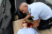 ARD WAPO BODENSEE, FOLGE 73, "Der Schuss", Bei der Kontrolle einer führerlosen Yacht, wurde auf Nele Fehrenbach (Floriane Daniel) geschossen. Paul Schott (Tim Wilde, r.) kümmert sich um seine verletzte Kollegin.