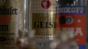 Alkohol war die Volksdroge der DDR. Er war billig zu haben und fast immer verfügbar. Vom Funktionär bis zum Arbeiter griffen viele zur Flasche - offiziell aber wurde der weitverbreitete Alkoholismus lange totgeschwiegen.