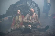 Lieutenant Foster (Tom Brittney) und Dougal MacKenzie (Graham McTavish, r.)