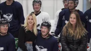 Davina und Shania sind zu Besuch bei einem Eishockey-Training. Bei den vielen athletischen Spielern fällt es den beiden schwer, sich auf das Training zu konzentrieren. Als sie ein Foto mit dem Eishockeyteam machen sollen, sind sie überwältigt und aufgeregt.