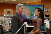 L-R: Während Tony und Nikki Jardine in Bagdad ermitteln, versuchen Gibbs (Mark Harmon) und Ziva (Cote de Pablo) von der Zentrale aus Informationen zu erhalten ... L-R: Während Tony und Nikki Jardine in Bagdad ermitteln, versuchen Gibbs (Mark Harmon) und Ziva (Cote de Pablo) von der Zentrale aus Informationen zu erhalten ...
